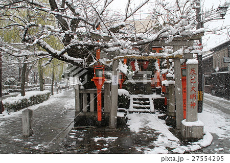 祇園のお稲荷さん 27554295