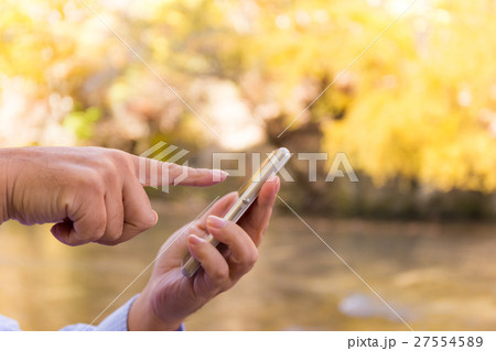手に持つスマートフォン（11月）_福島県　阿武隈川上流　西郷瀞 27554589
