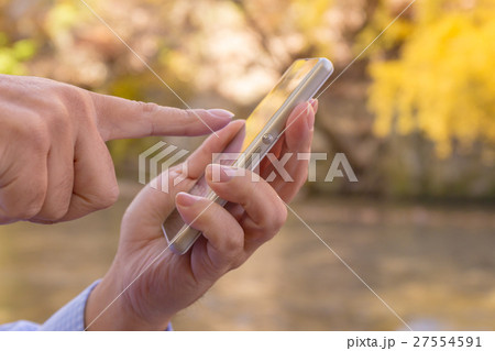 手に持つスマートフォン（11月）_福島県　阿武隈川上流　西郷瀞 27554591