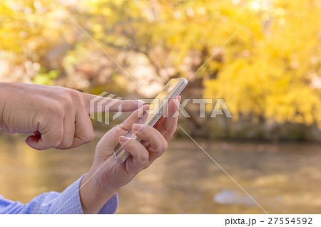 手に持つスマートフォン（11月）_福島県　阿武隈川上流　西郷瀞 27554592