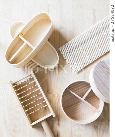 木でできた弁当箱と鬼おろしとざる 27554932