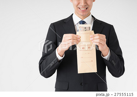 給料袋を持つサラリーマン 給料袋を持つサラリーマン 27555115
