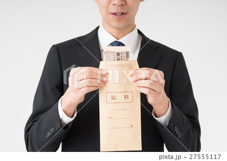 給料袋を持つサラリーマン 27555117