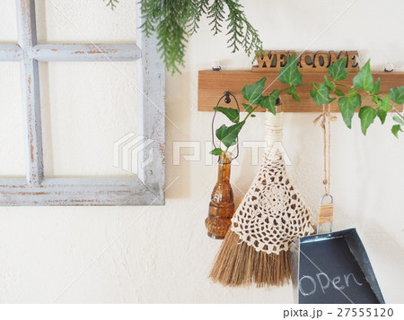 白い壁にナチュラル雑貨 27555120