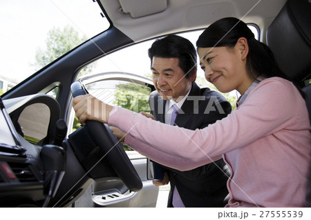 ビジネス ディーラー 自動車販売 車 自動車 商談 営業 ビジネスマン 客 ビジネス ディーラー 自動車販売 車 自動車 商談 営業 ビジネスマン 客 27555539