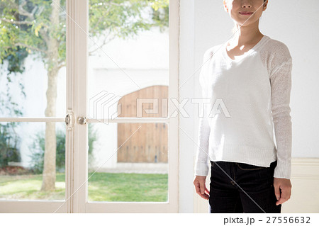 若い女性 27556632