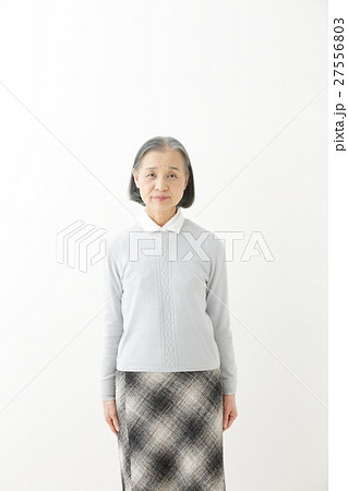 シニア女性 27556803