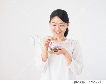 貯金箱と小銭を持つ女性 27557216