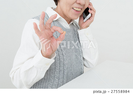 スマホを持つシニア 27558984