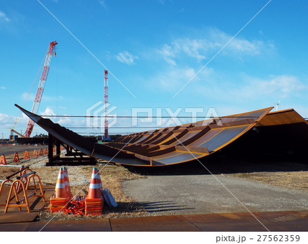 大型埠頭の建設に鋼板セルと組み合わせて鋼板アークが使われます 27562359