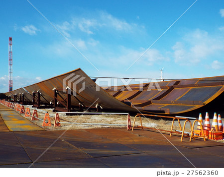 大型埠頭の建設に鋼板セルと組み合わせて鋼板アークが使われます 27562360