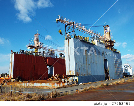 海洋構造物の海上輸送にはクレーン付台船が使われます 27562465
