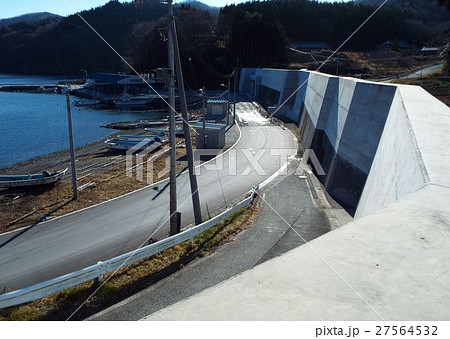 東日本大震災のあとから防潮堤の設置が進んでいます 東日本大震災のあとから防潮堤の設置が進んでいます 27564532
