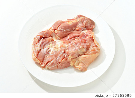 注意）背景の白にキズや汚れが残る場合があります。鶏もも肉、鶏肉、鳥肉、モモ肉、静岡県産。 27565699