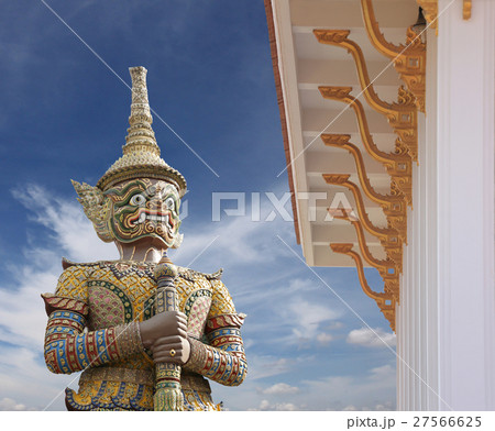 roof of the Thailand Buddhist temple and giant statue. 27566625