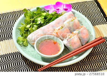 タイ料理「海老の生春巻き」。パクチー(香菜)とチリソース添え。 タイ料理「海老の生春巻き」。パクチー(香菜)とチリソース添え。 27568510