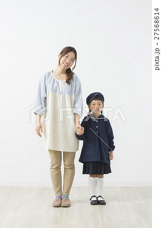 保母さんと園児 27568614