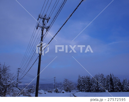 電柱と電線に積もった雪 27572595
