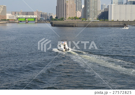 隅田川を往く船（東京都中央区） 27572825