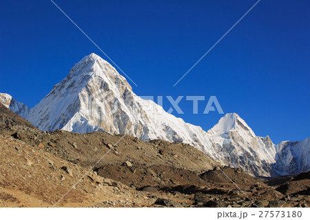 mountain landscape on the way to everest base camp 27573180