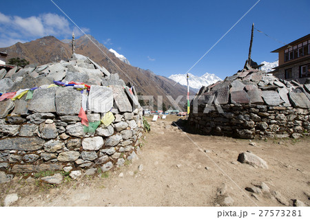 mountain landscape on the way to everest base camp 27573281