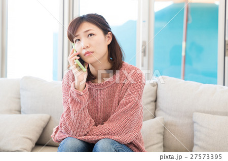 部屋で電話をする女性　考える 27573395