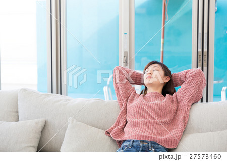 ソファーで眠る女性 ソファーで眠る女性 27573460