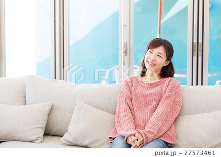 部屋でリラックスする女性 部屋でリラックスする女性 27573461