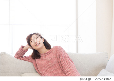 部屋でリラックスする女性 部屋でリラックスする女性 27573462
