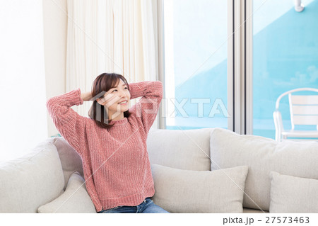 部屋でリラックスする女性 部屋でリラックスする女性 27573463