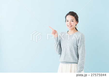 20代　女性モデル（青背景） 27575044