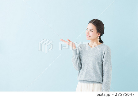 20代 女性モデル(青背景) 20代 女性モデル(青背景) 27575047