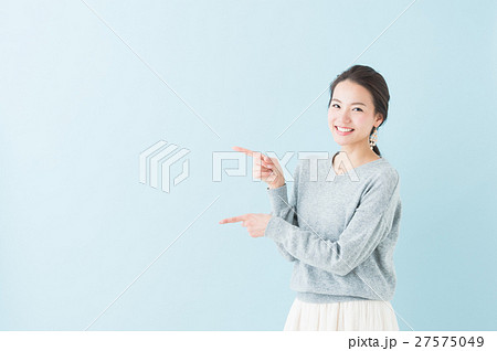 20代　女性モデル（青背景） 27575049