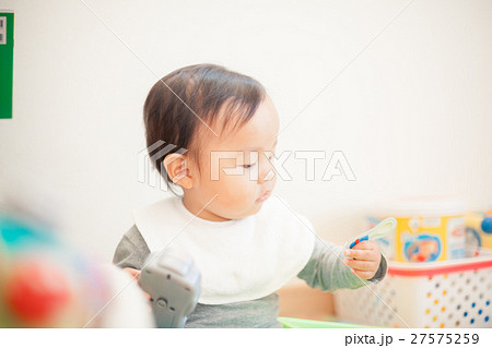 1 year old 27575259