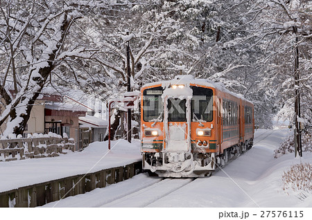 【青森県五所川原】津軽の雪景色の中を走る列車 【青森県五所川原】津軽の雪景色の中を走る列車 27576115