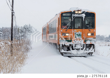 【青森県五所川原】津軽の雪原の中を走る列車 【青森県五所川原】津軽の雪原の中を走る列車 27576118