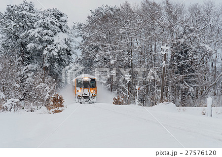 【青森県五所川原】津軽の雪原の中を走る列車 27576120