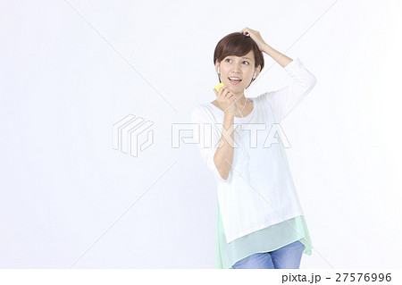 音楽を聞く若い女性 音楽を聞く若い女性 27576996