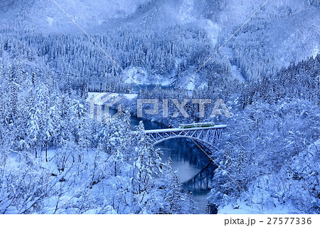 雪景色の中を走る只見線 27577336