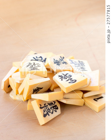 積み上げられた将棋のコマ 積み上げられた将棋のコマ 27577815