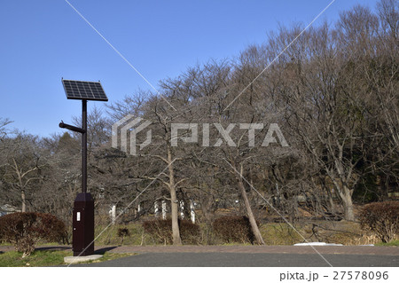 ソーラーパネルと照明灯 27578096