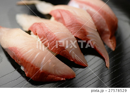 にぎり寿司 鰤の握り 鰤の握り鮨 ブリの握り 寒ブリ 魚介 ブリ 冬 名物 魚 刺身 おいしい の写真素材