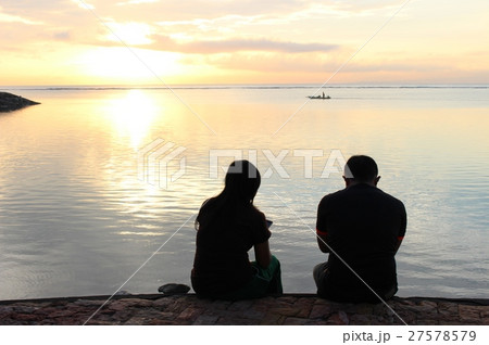 朝日を見る二人 27578579