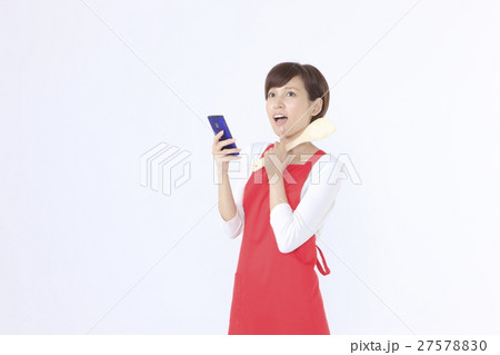 レシピを検索する若い女性 27578830