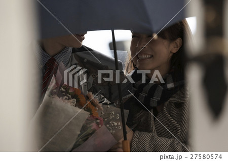 デートをするカップル デートをするカップル 27580574