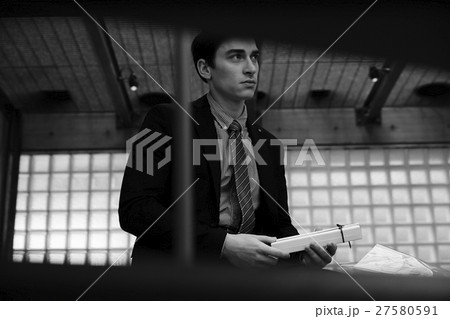 プレゼントを持つ男性　ポートレート 27580591