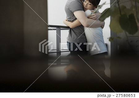 抱き合う男女 27580653