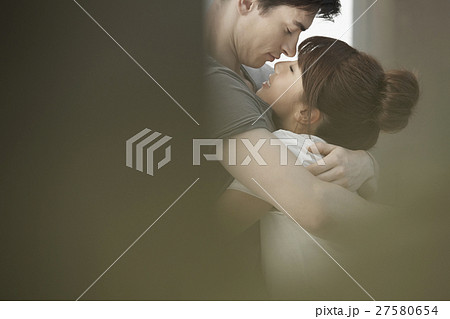 抱き合う男女 27580654