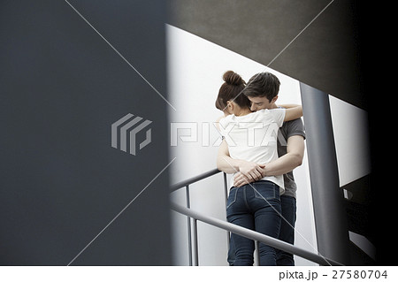 抱き合う男女 抱き合う男女 27580704
