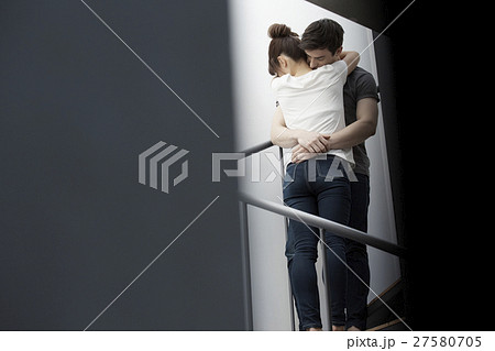 抱き合う男女 抱き合う男女 27580705